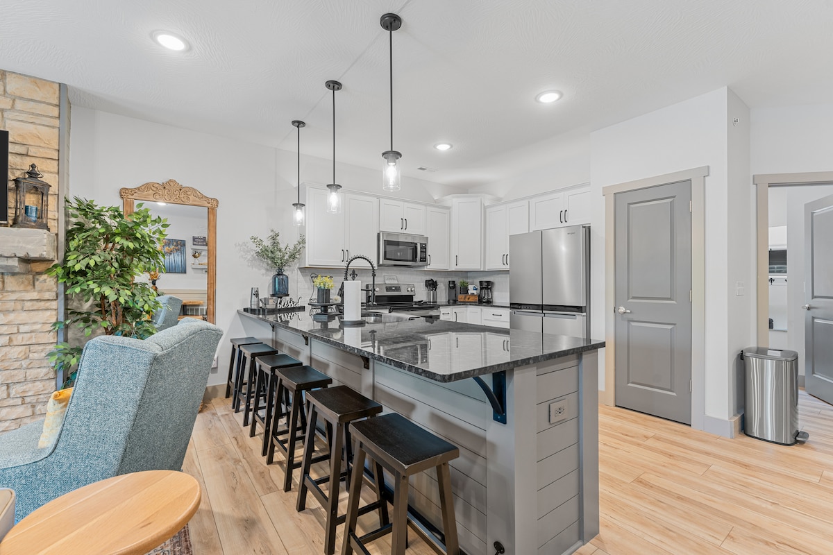 Lakefront Luxury No Stairs/3 Kings Min to Downtown
