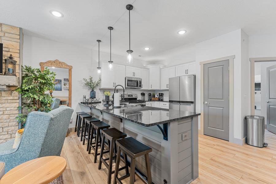 Lakefront Luxury No Stairs/3 Kings Min to Downtown
